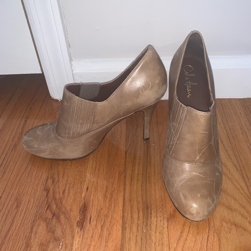 Cole Hann tan leather pumps